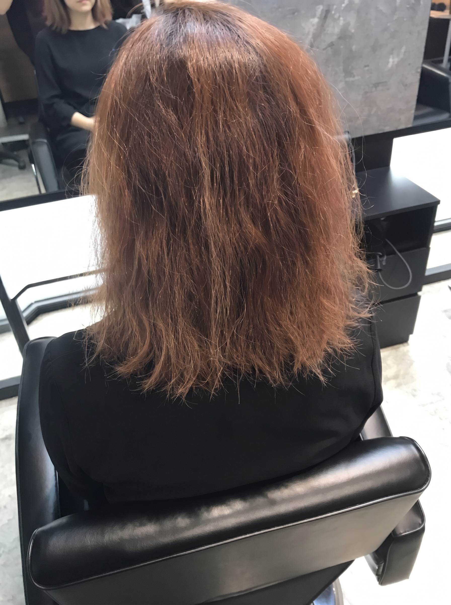 施術前：広がりとパサつきのあるミディアム